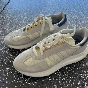 Adidas Women’s Retropy sneakers. Size 8.